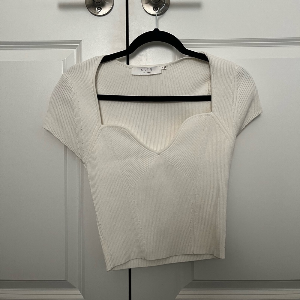 ASTR The Label White Ribbed Knit Sweetheart Neckline Cap Sleeved Shirt